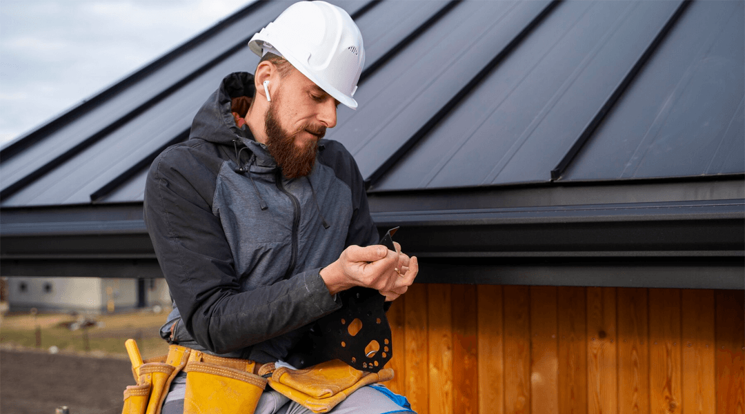 Une gouttière de toit remplie de feuilles sèches et de débris à l'automne.