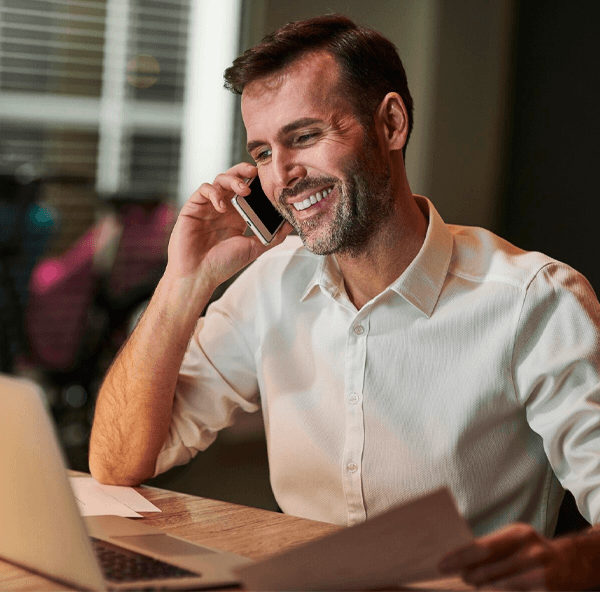 Un technicien professionnel en uniforme grimpant sur une échelle pour inspecter le toit d'une maison.